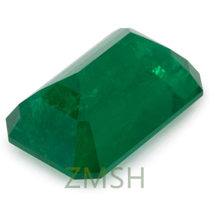 Ngọc quý thạch xanh Emerald Sapphire được chế tạo trong phòng thí nghiệm để làm đồ trang sức tinh tế